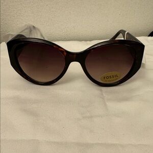 NWT Fossil Round Oval sunglasses.